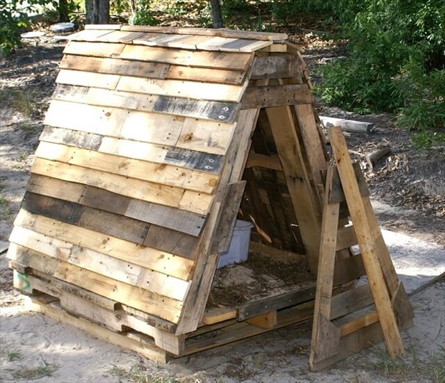 build a dog house from pallets