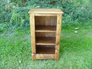 reclaimed pallet end table and mini bookcase