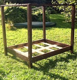 repurposed pallet canopy bed