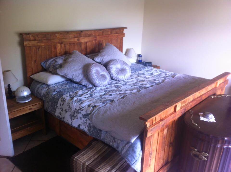 low-cost wooden pallet bed