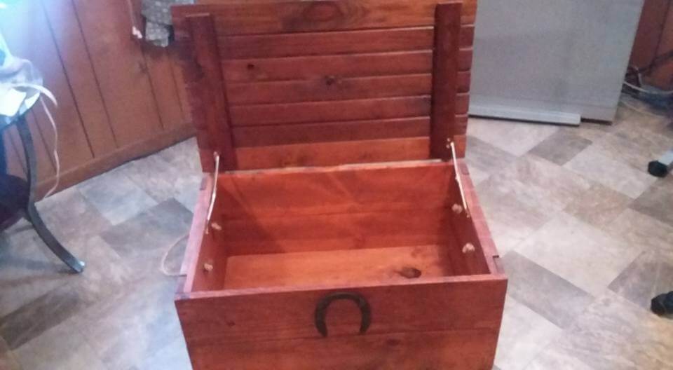 Wooden pallet toy chest