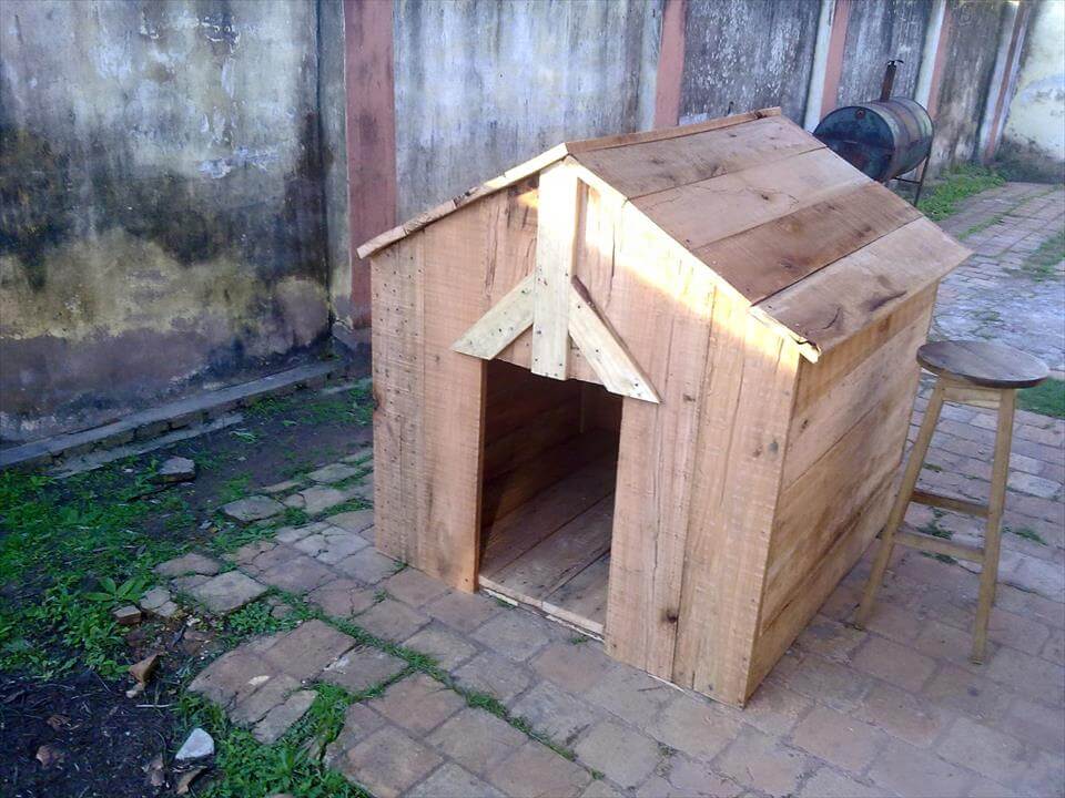 recycled pallet doghouse