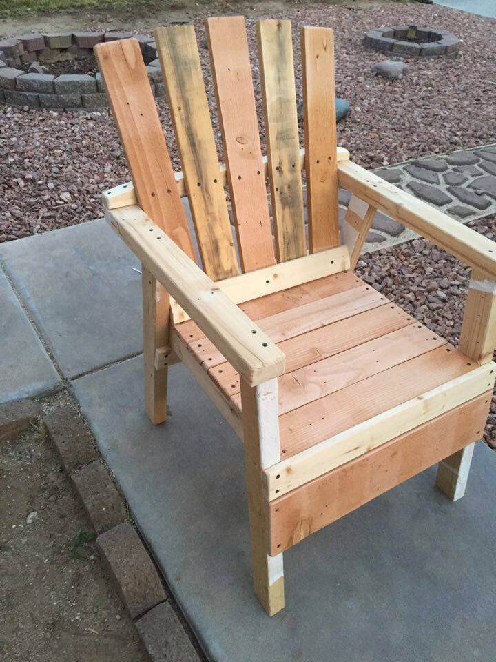 low-cost wooden pallet chair