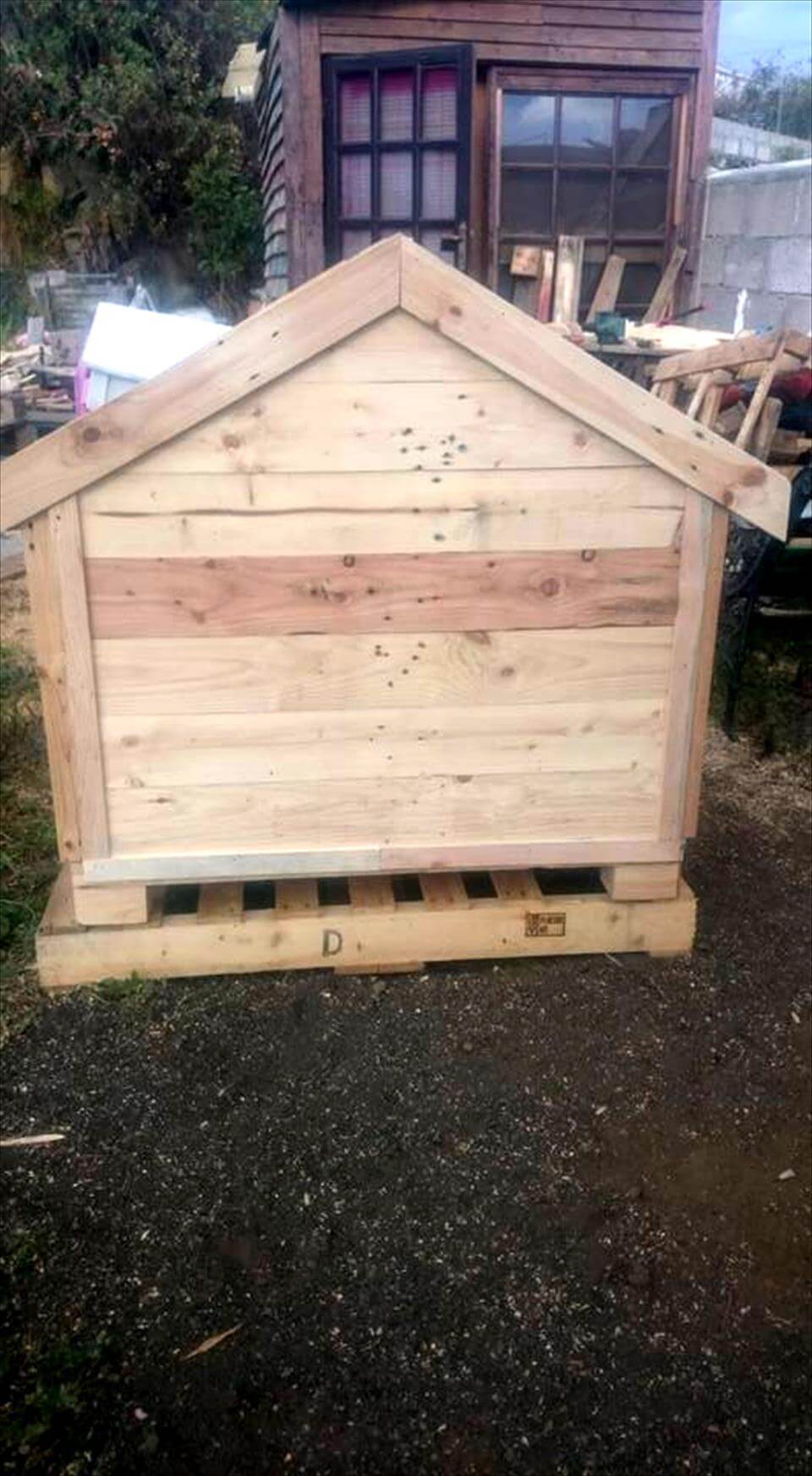 diy pallet dog house