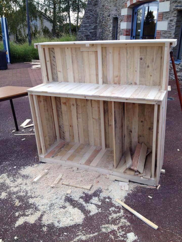 Wooden pallet home bar