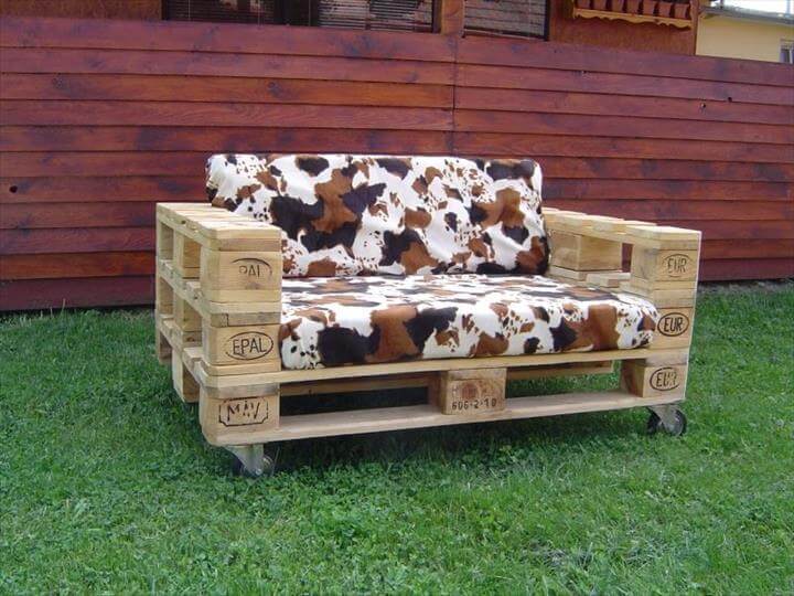Repurposed pallet chair