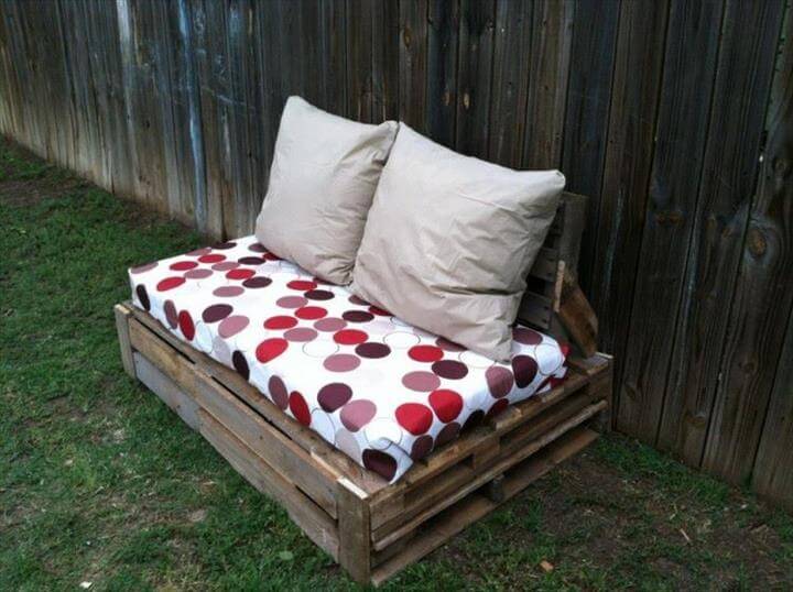 Reclaimed pallet comfort chair