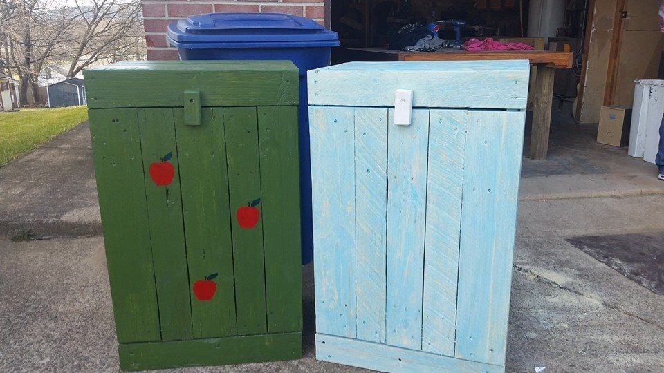 Wooden pallet trash can holder
