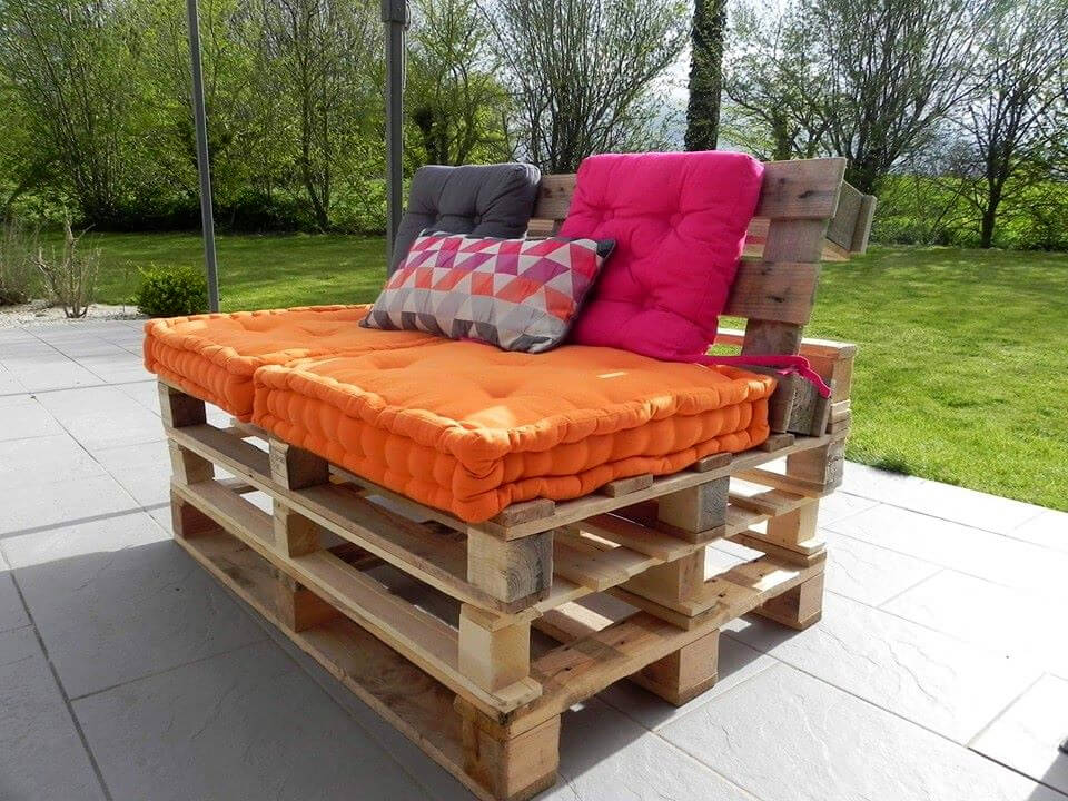 wooden-pallet-patio-cushioned-bench