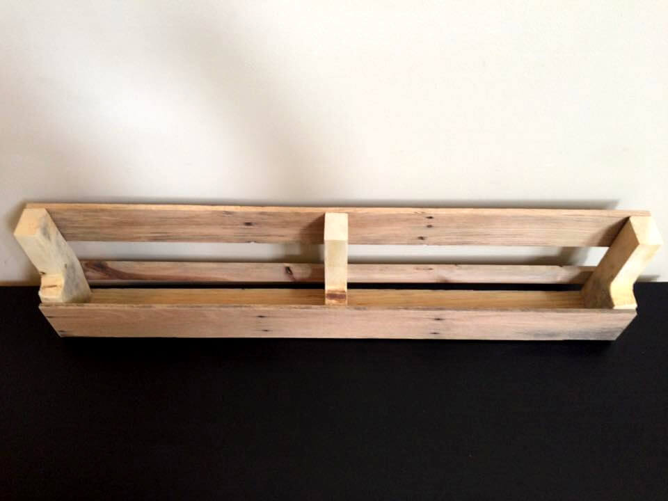 diy pallet wall shelf