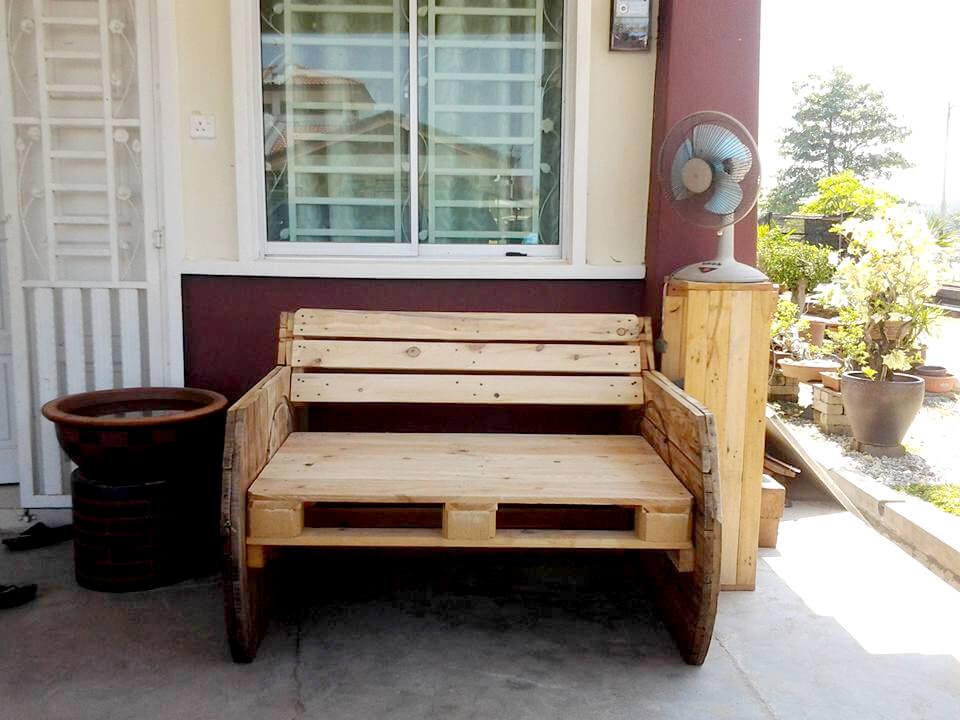 Diy Pallet And Spool Bench