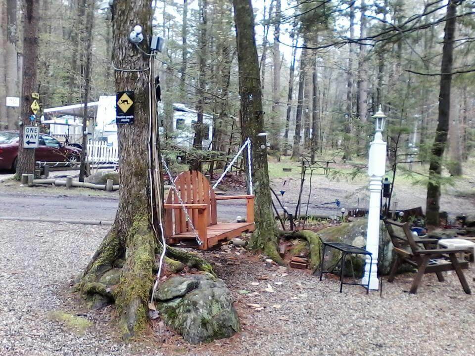 Wooden pallet swing chair