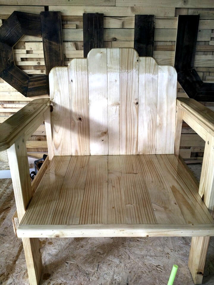 sturdy wooden pallet chair