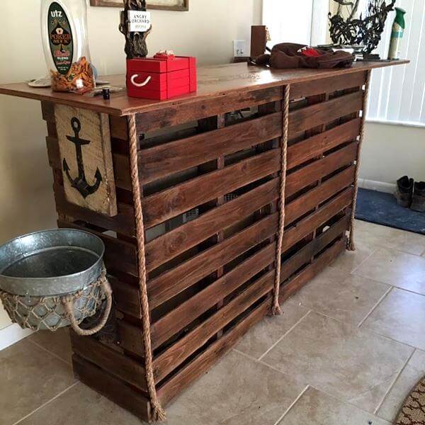 Wooden pallet bar