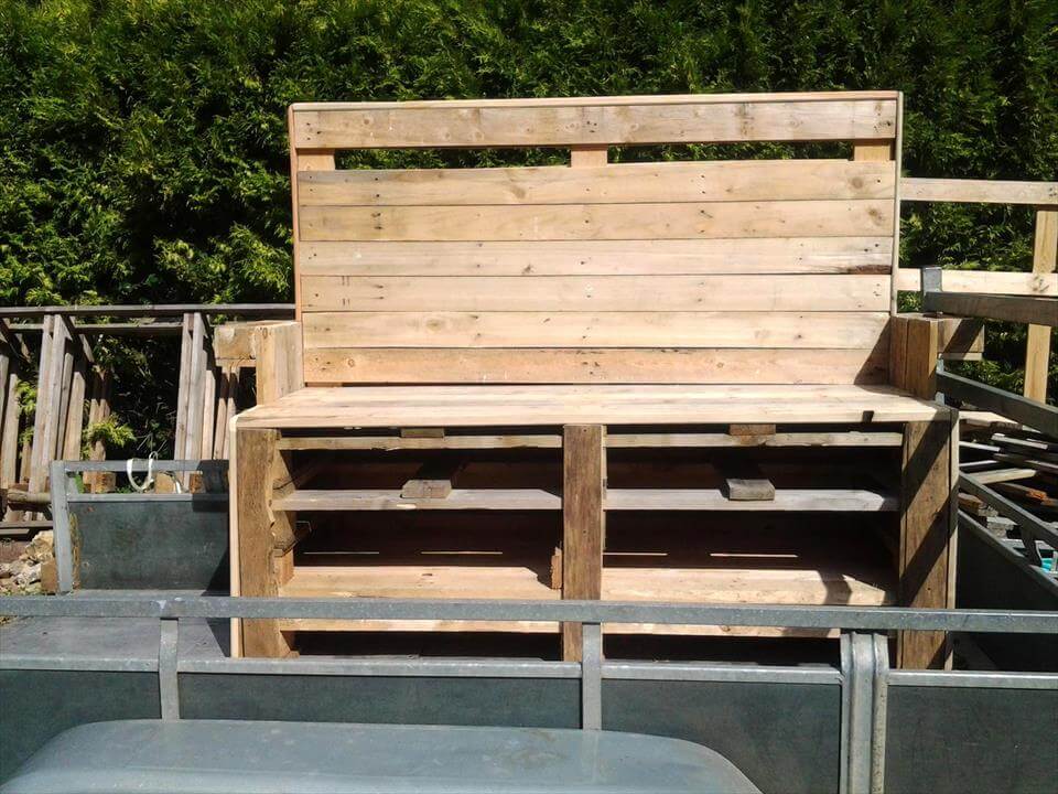 Wooden pallet garden bench