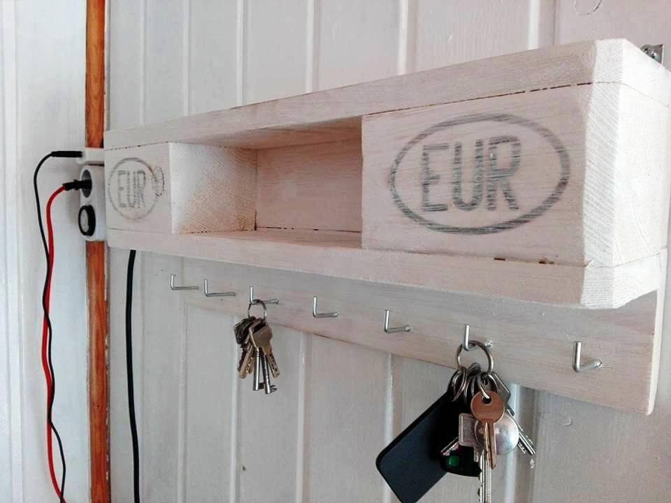 wooden pallet key rack