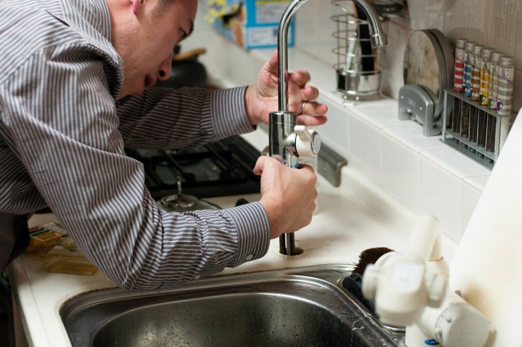 4 Common Plumbing Issues That Require Professional Services